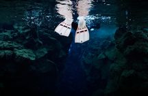 Black and blue snorkeling tour in Silfra