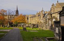 Old town walking tour and hop-on hop-off bus in Edinburgh