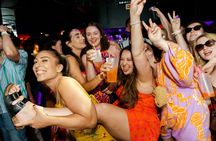 Guided nightlife tour in Cascais with VIP nightclub entry