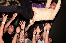Guided nightlife tour in Cascais with VIP nightclub entry