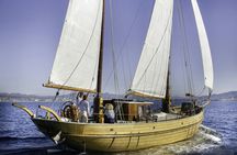 Sailing tour across Marseille's Calanques with onboard dining
