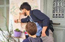 Family mythology treasure hunt in Athens with local snacks