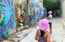 Family mythology treasure hunt in Athens with local snacks