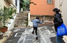 Family mythology treasure hunt in Athens with local snacks