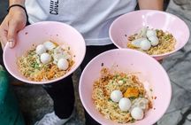 Evening street food tour by tuk-tuk in Bangkok's Chinatown