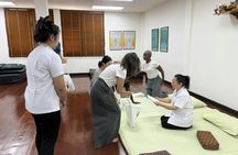 Wat Pho highlights tour with 1-hour massage and hands-on training