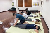 Wat Pho highlights tour with 1-hour massage and hands-on training
