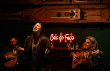Traditional fado show with local artists in Porto
