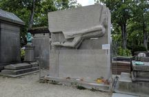 Père Lachaise Cemetery small-group tour with wine apéro