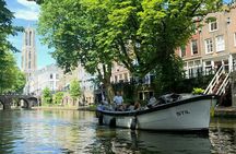 Utrecht canal cruise in open boat with drink and audio guide