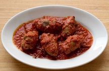 Market tour, lunch or dinner and show cooking at a Cesarina's home in Rome