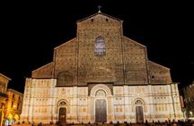 Market tour, cooking class and lunch or dinner at a Cesarina's home in Bologna