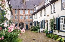 Townhouses and corridors private tour in Lübeck