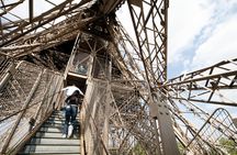 Guided visit of the Eiffel Tower by foot with summit option