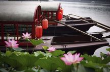 Beijing Hutong Night Tour with Yunnan Style Dinner and Chartered Boat Ride at Houhai Lake