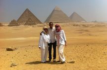 Sightseeing Day Tour to Pyramids, Egyptian Museum and Bazaar 