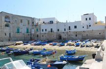 Walking tour in the wonderful Monopoli: Nice cosy Italian old town