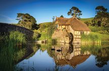 Auckland to Waitomo Caves and Hobbiton Movie Set Private Tour