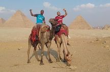 Private Camel Riding Tour of Giza Pyramids at Sunset with Local Bedouin Dinner