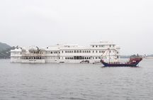 Guided Ghat Walk Experience with Boat Ride in Udaipur with a local