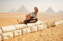 Private Guided Day Trip to Giza Pyramids and Khan El Khaili Market from Cairo