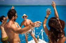 Puerto Vallarta: Coast & Fun 4h All Inclusive on 42' Goa