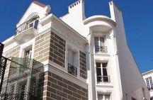 Unusual walking tour of Montmartre and local wine tasting - 2H