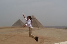 8-Hour Private Tour to the Pyramids of Giza and Saqqara from Cairo