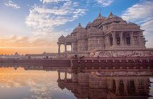 Small-Group Guided Tour to Akshardham Temple in New Delhi