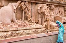 Small-Group Guided Tour to Akshardham Temple in New Delhi