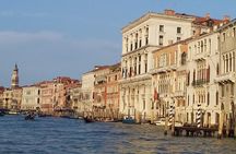 Private Venice walking tour plus Murano island lunch and glass factory visit
