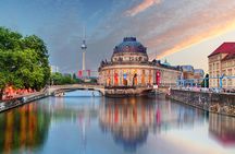 Berlin Night Tour with Drinks: Private & Custom with a Local