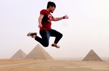 Sightseeing Day Tour to Pyramids, Egyptian Museum and Bazaar from Giza or Cairo