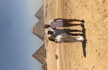 Sightseeing Day Tour to Pyramids, Egyptian Museum and Bazaar 