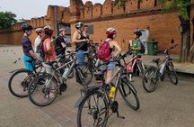4-Hour Evening Bike Tour of Old City Chiang Mai
