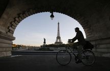 Private electric bike across the Paris Wonders (night ) 