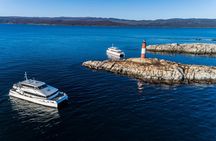 Canoero Catamarans: Isla de los Lobos, Les Eclaireurs Lighthouse and Pingüinera tour