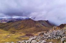 Explore the Palccoyo Mountain with us!