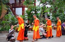 Almsgiving Ceremony & Morning Market in Luang Prabang with a Local Guide