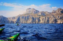 A guided day of exploration in sea kayaking, discovery of the National Park.