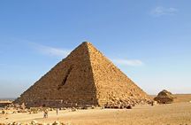 Full-Day Private Tour to the Giza Pyramids, Sphinx and Sakkara pyramids.