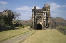 Day Trip to Ellora Caves & Daulatabad Fort (Guided Tour by Car from Aurangabad)