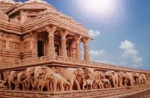 An Evening at the Akshardham Temple with Water Show with Private Transfer