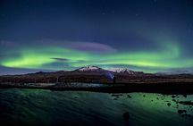 Cozy Northern Lights Tour with Icelandic Treats and Liquor