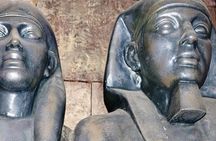 Small-Group Day Tour to Giza Pyramids, Egyptian Museum and Bazaar from Cairo