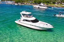 52' Yacht Rental in Miami Beach with Experienced Captain