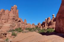 Discover The Hidden Arches: Solitaire Arches Private Desert Hike