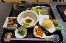 Experience Zen meditation or sutra copying, and enjoy vegetarian food with monk