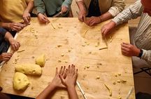 People of Bari unusual guided tour with pasta making at Grandma house