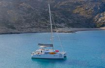 Santorini: Caldera Private Catamaran Cruise with Meal & Drinks